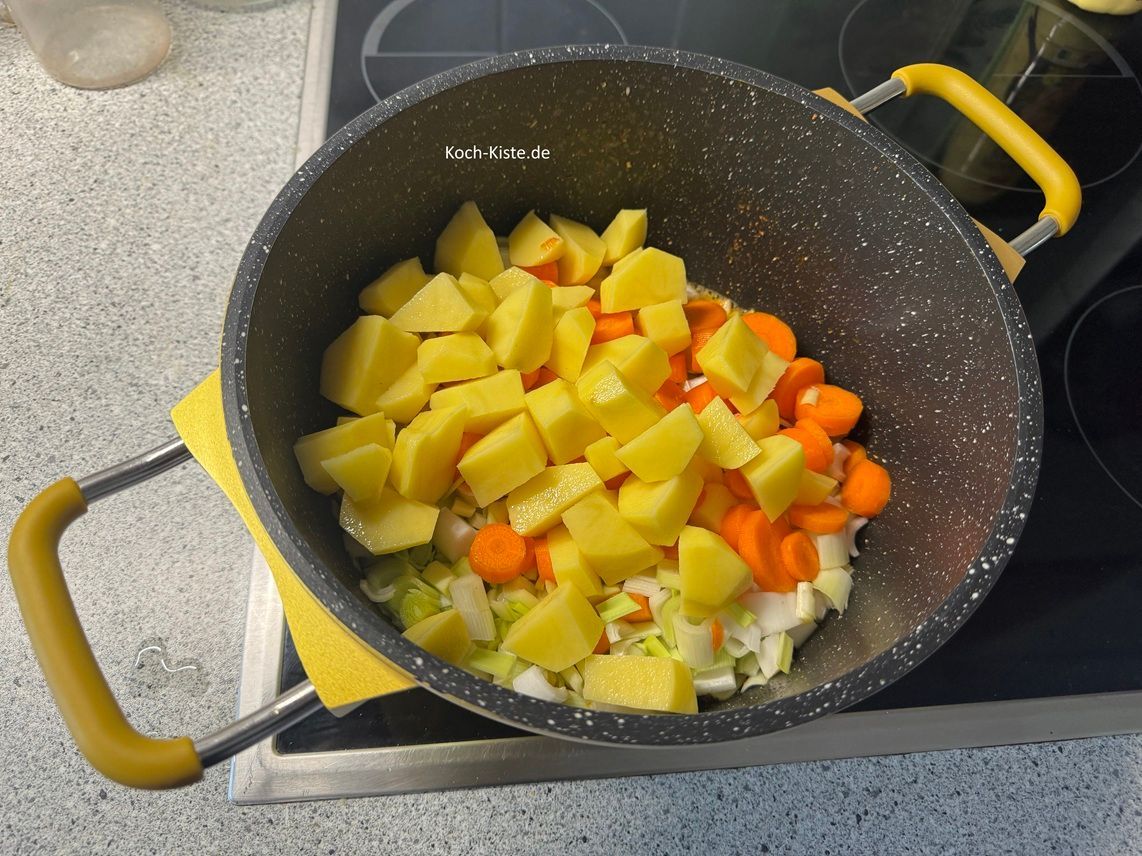 hinzu kommen die Kartoffelstücke. Vermenge alles mit dem Pfannenwender und lasse das Gemüse / Kartoffeln 2 Mintuen anbraten