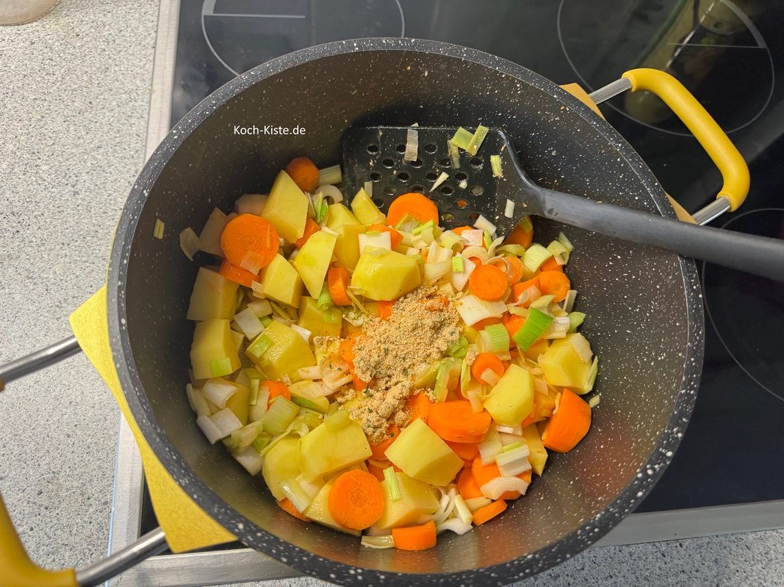 jetzt gebe 3 gute Teelöffel Gemüsebrühpulver oder Hühnerbrühepulver hinzu