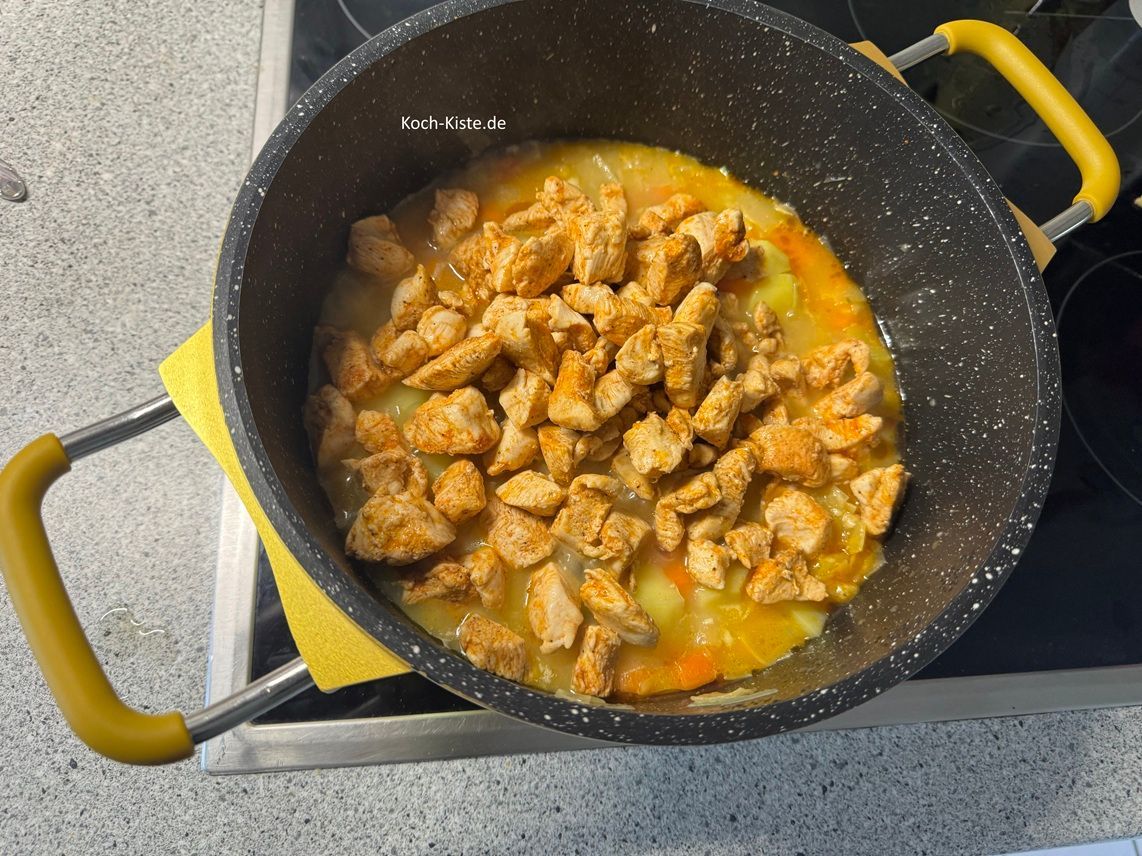 dann gebe die Fleischstücke mit in den Topf und rühre sie unter