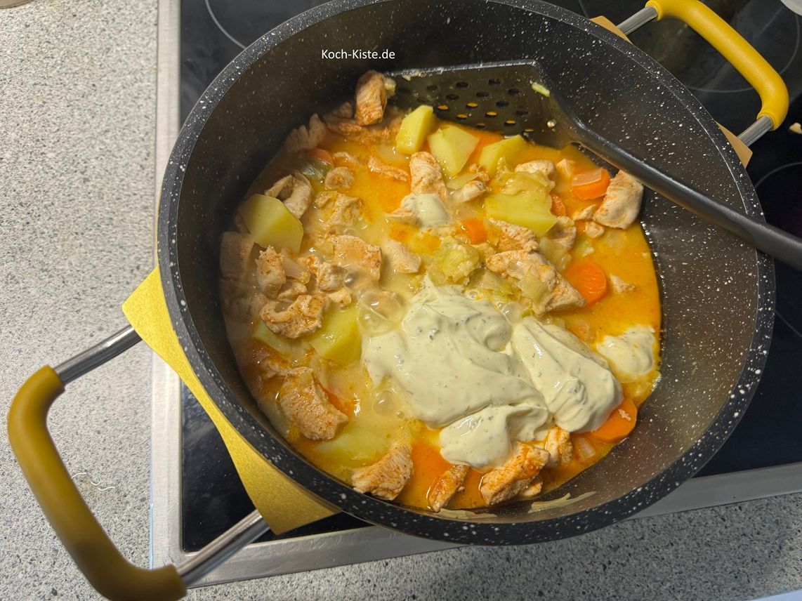 Nun darf der Schmelzkäse dazu - und wieder alles miteinander verrühren . Lasse das 3 Käse Gulasch nun noch 3 Minuten köcheln, bis der Käse geschmolzen ist.