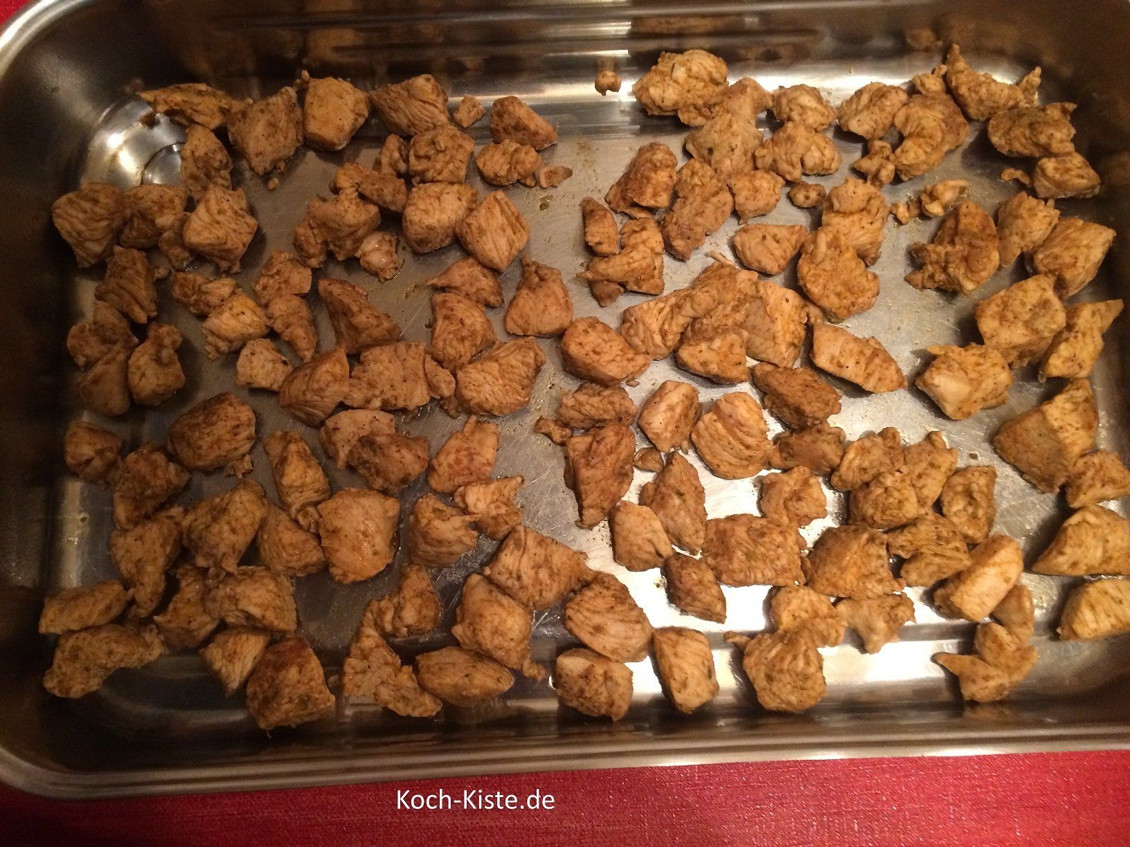 Putenbrustwürfel in eine Auflaufform geben