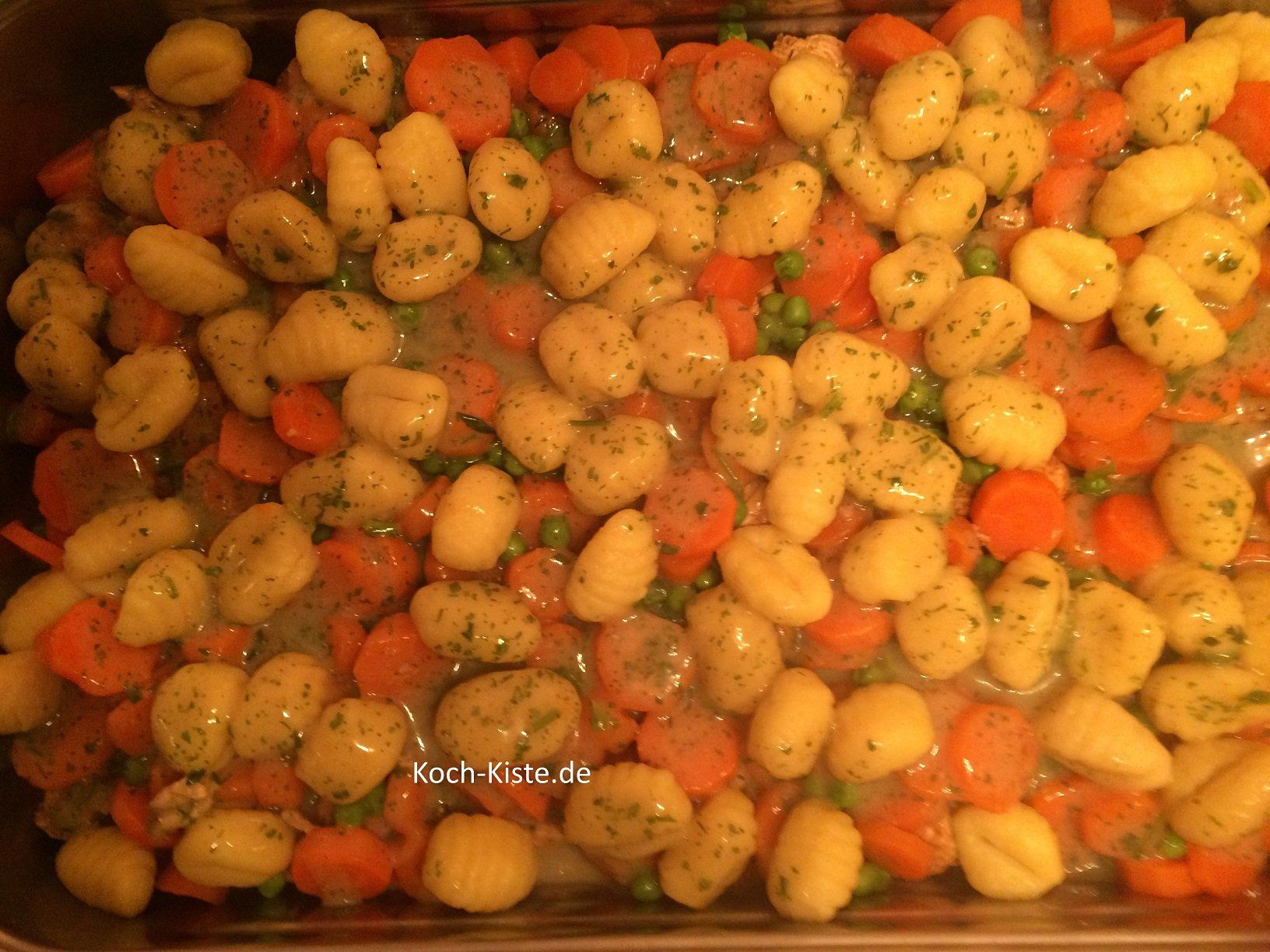 gieße die Kräutersoße über den Auflauf