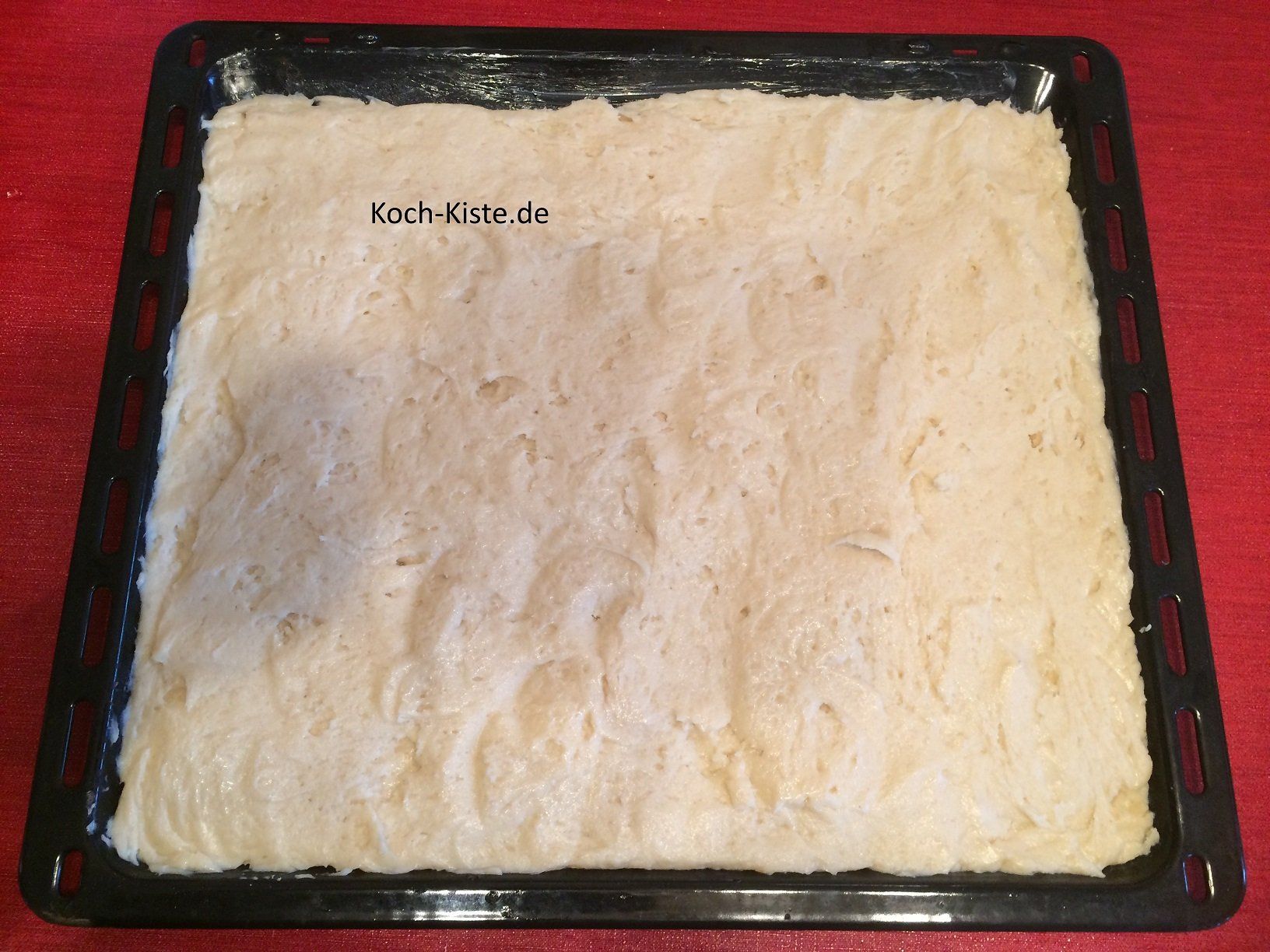 Teig gleichmäßig auf dem Backblech verteilen