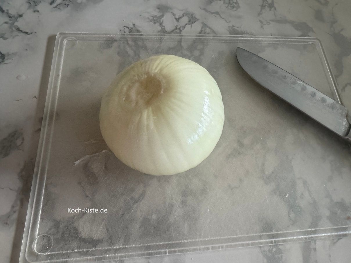 beginne damit die Zwiebel zu pellen