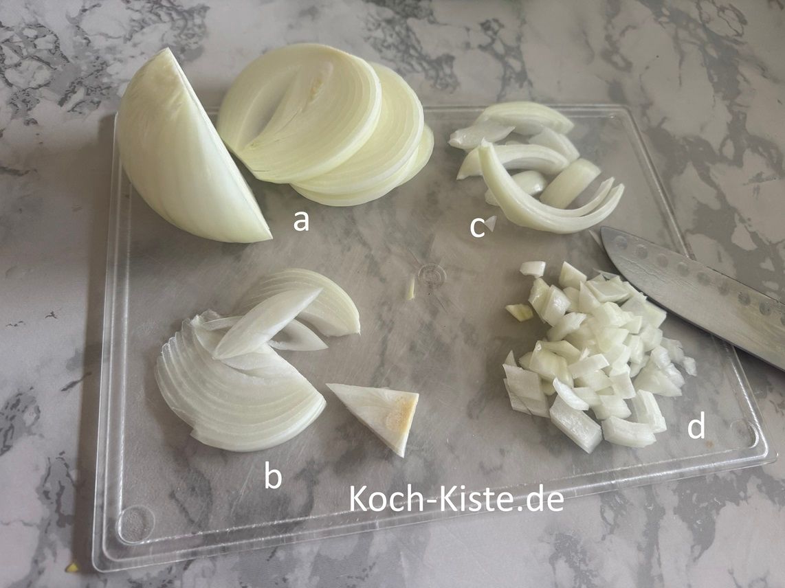 dann schneide die Zwiebel in Scheiben (a), entferne den Zwiebelkern (b), scheide sie in Streifen (c) und dann in kleine Stücke (d)