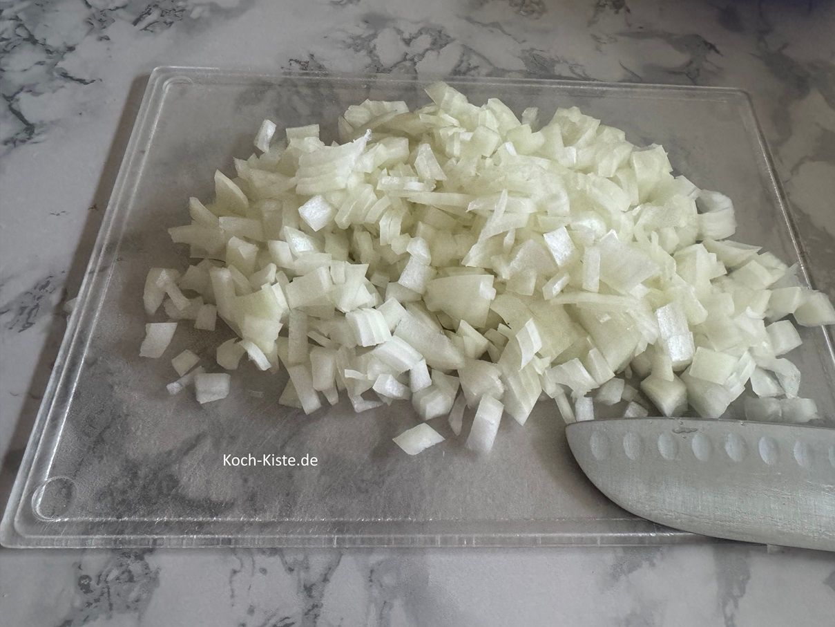 komplett klein geschnittene Füllzwiebel