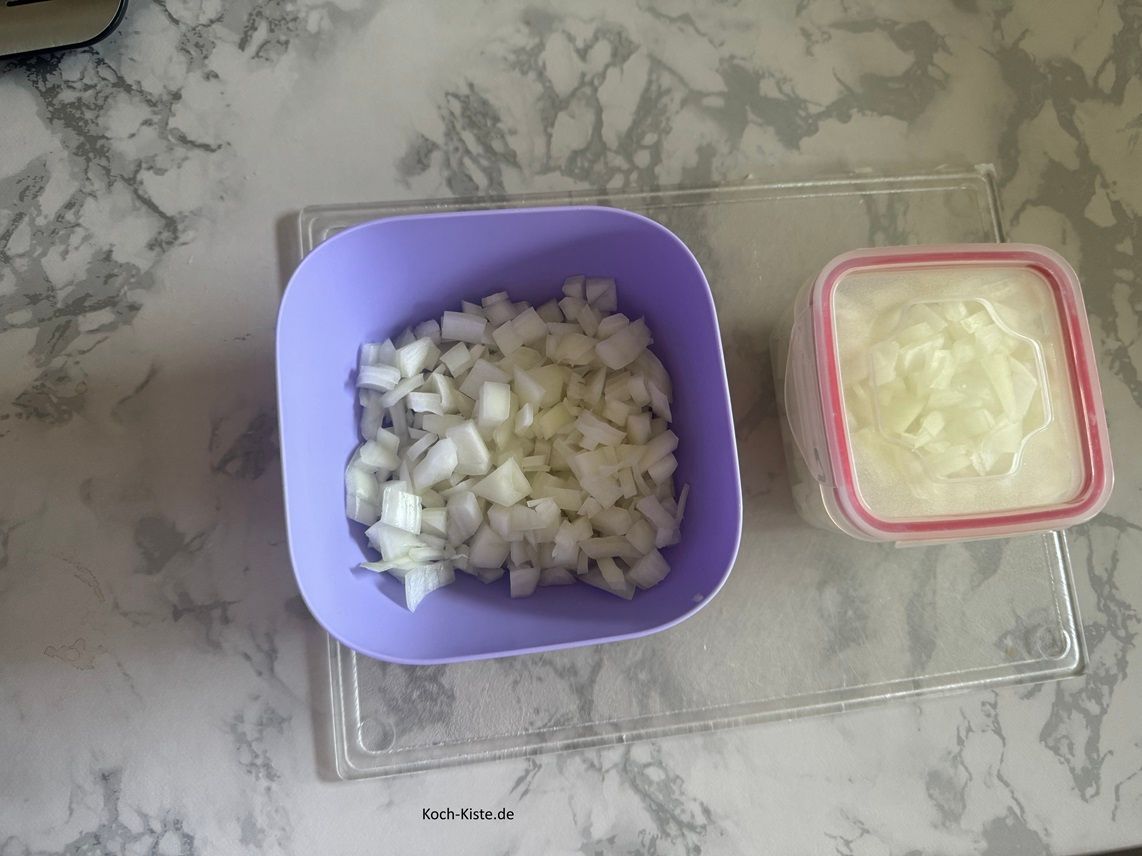 stelle eine Schale auf die Küchenwaage auf 0 und wiege 120 g Zwiebelwürfel ab. Die übrigen Zwiebelstücke kannst Du in einer verschließbaren Dose einfrieren.