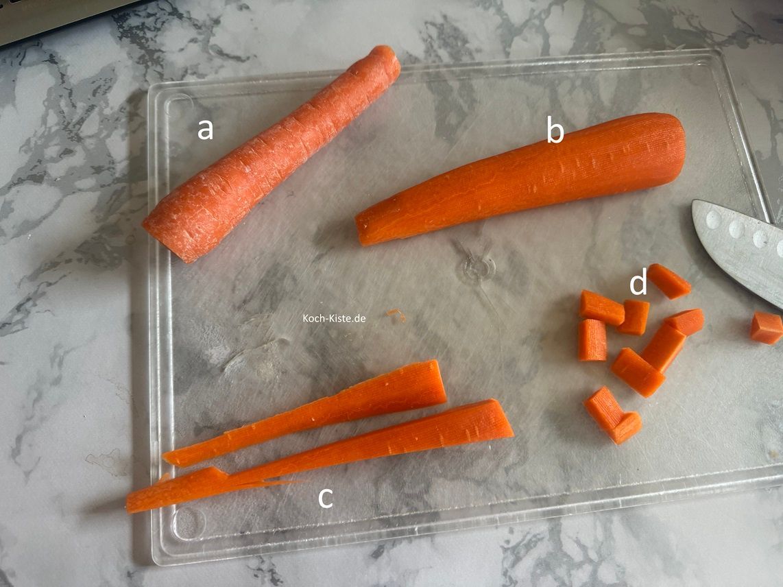noch ungeschälte Wurzel (a), halbiere die geschälte Wurzel (b), schneide sie in Streifen (c) und dann in kleine Stücke (d). Wiederhole die Vorgänge mit der 2 Wurzel.