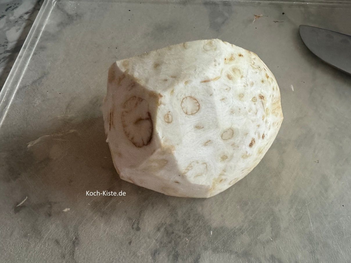 dann schäle den Sellerie großzügig