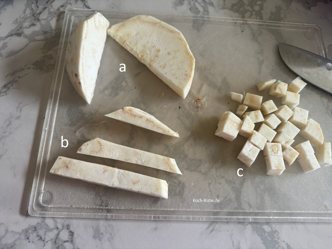 als nächstes schneide den Selerie in Scheiben (a), in Streifen (b) und dann in Stücke (c)