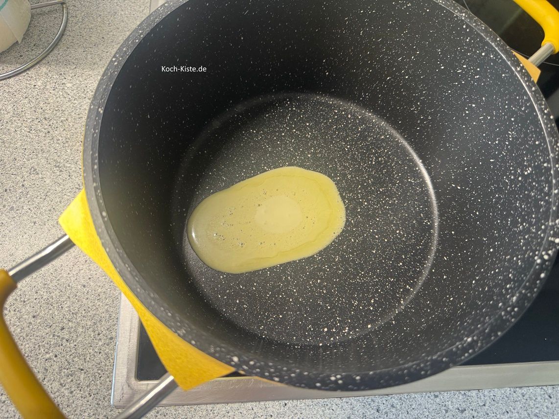 Nun stelle einen mittleren Topf (5 Liter) auf die Herdplatte und gebe 2 Esslöffel Pflanzencreme hinein und lasse sie schmelzen.