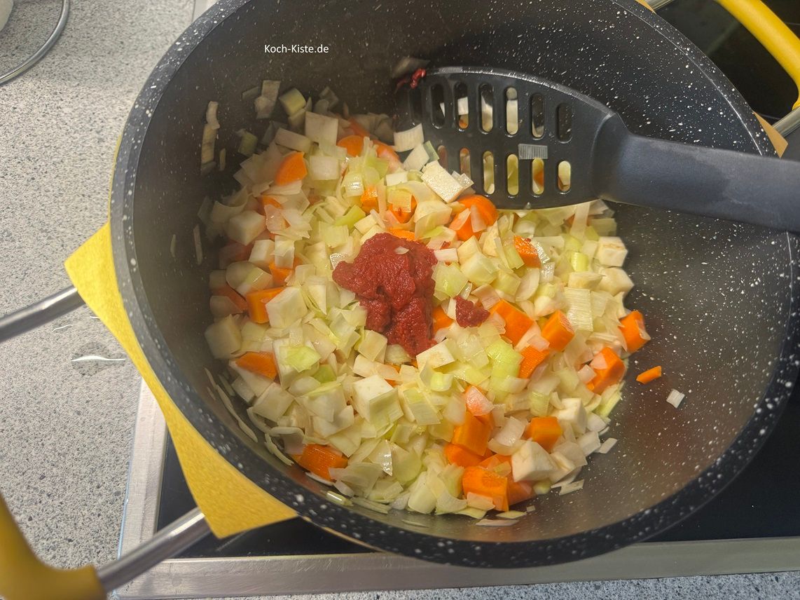 jetz kommt das Tomatenmark mit in den Topf
