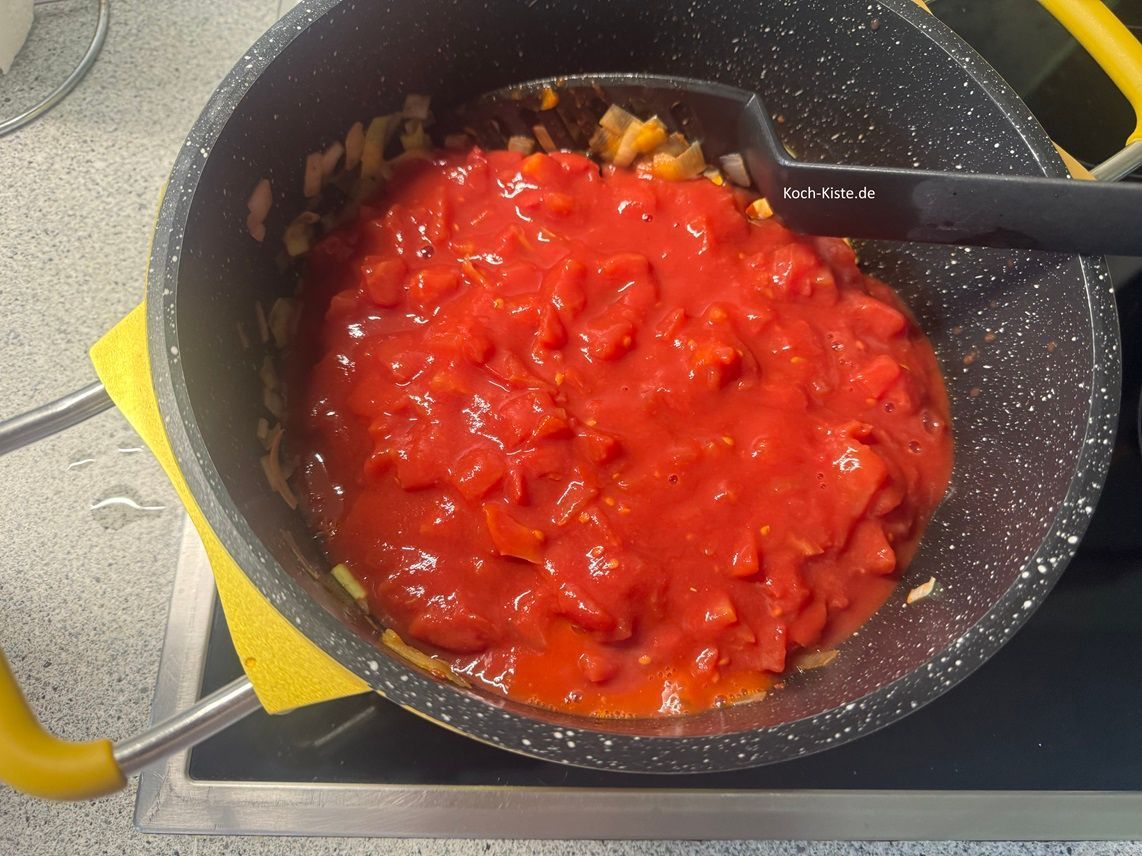 gebe die 3 Dosen gehackte Tomaten mit in den Topf