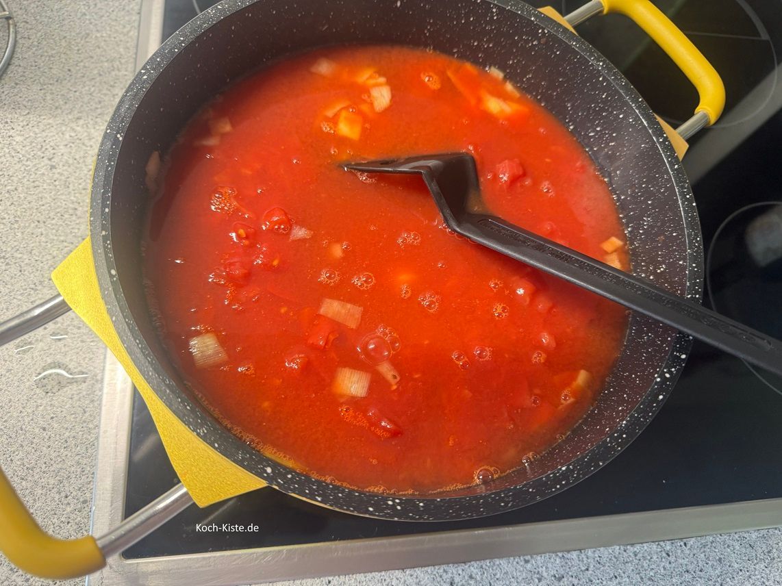 danach fülle jede Tomatendose mit Wasser auf und gieße es mit in den Topf
