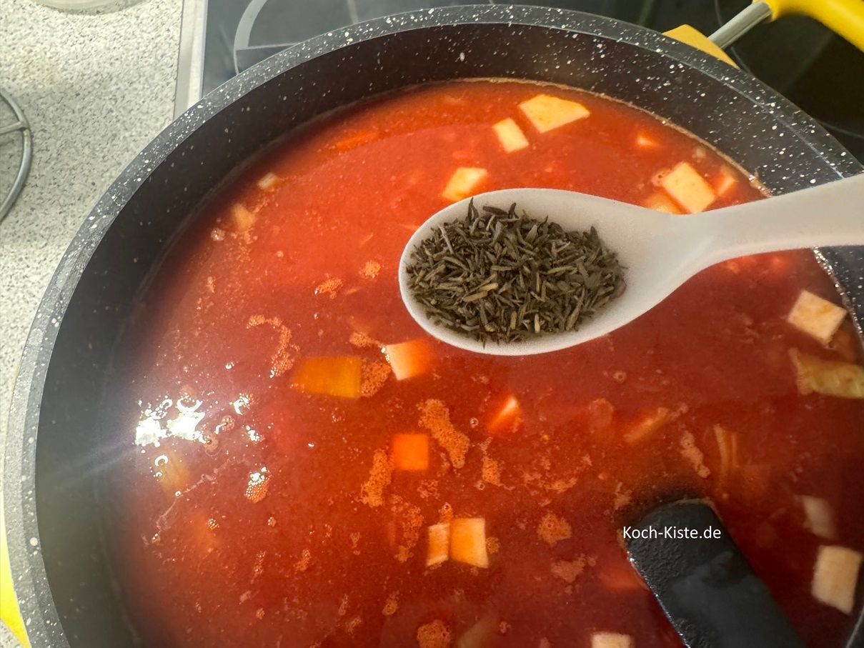 gebe 1 gestrichenen Teelöffel Rosamarin in den Topf