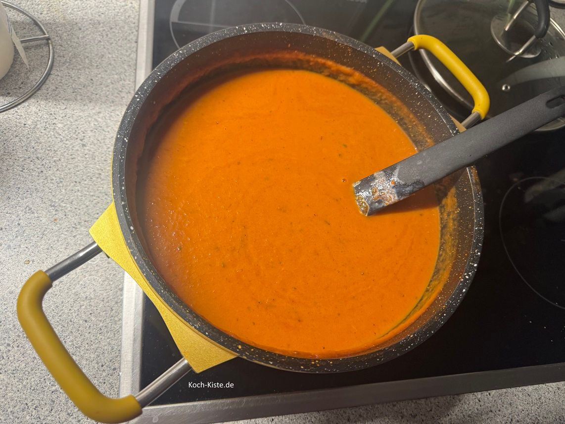 gebe nach dem Pürieren noch 1 Becher Sahne, 1 Teelöffel Salz, 1 gestrichenen Teelöffel Pfeffer und 3-4 Teelöffel Zucker hinzu.
