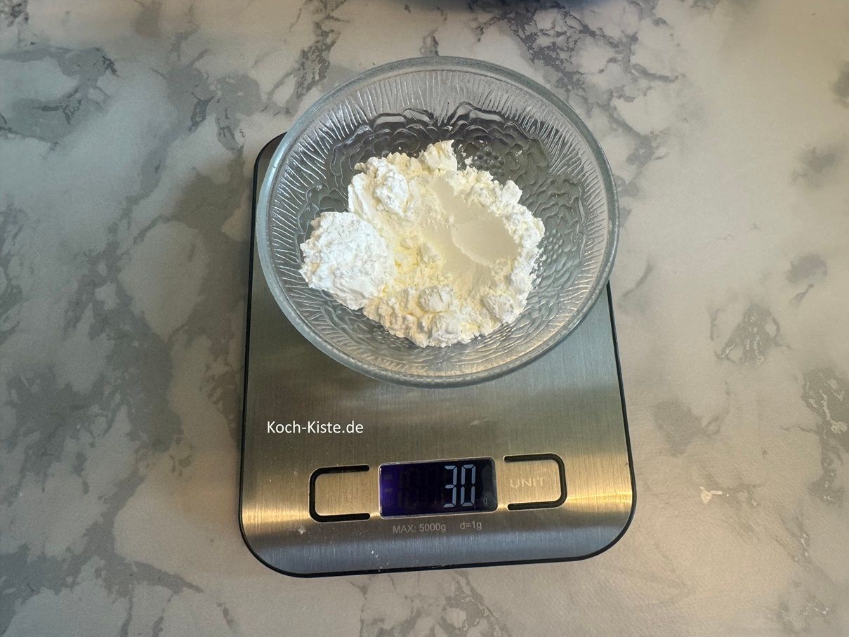 danach stelle eine kleine Schüssel auf die Küchenwaage auf 0 und wiege 30 g Speisestärke ab