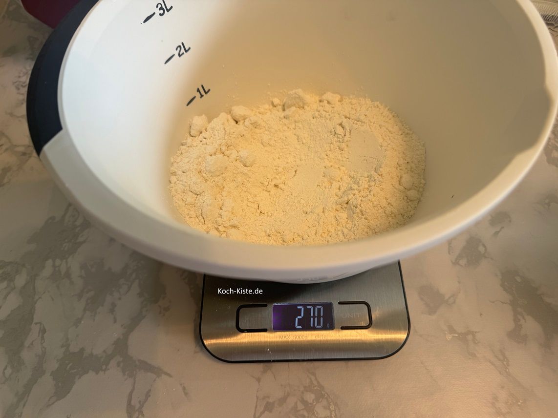 dann stelle eine 2 Rührschüssel auf die Küchenwaage auf 0 und wiege 270g Dinkelmehl 630 ab