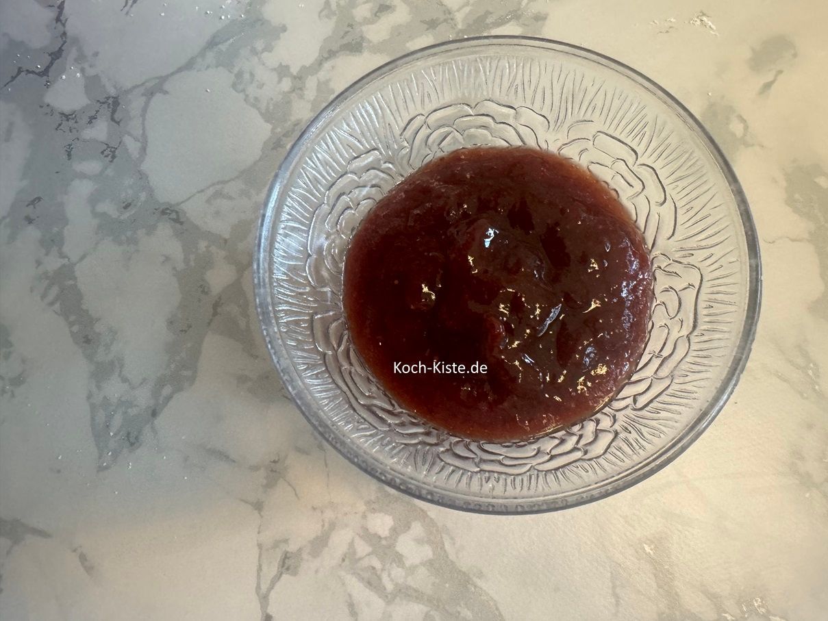 stelle eine weitere kleine Schüssel auf die Küchenwaage auf 0 und wiege 100 g Marmelade ab