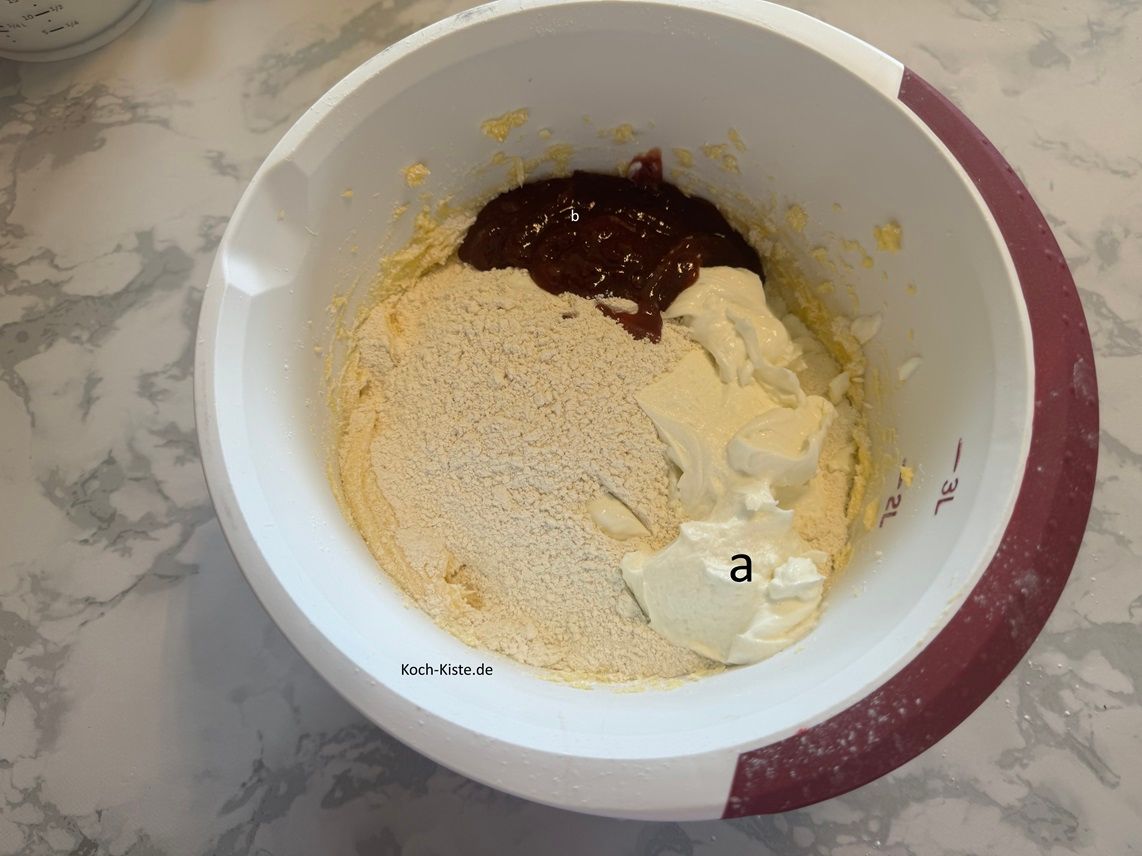 als nächstes fülle die 250 g Quark mit in die Rührschüssel (a) und dann die Marmelade (B)