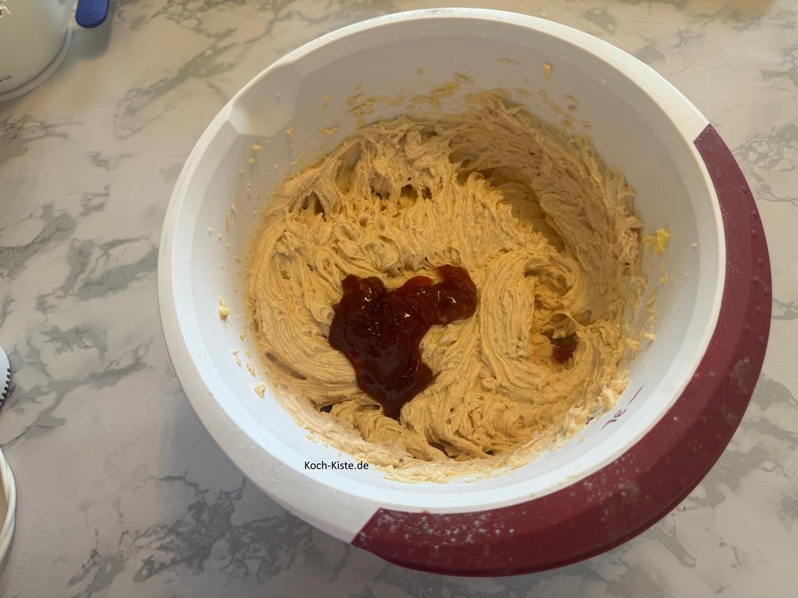 rühre alle Zutaten mit dem Handrührgerät gleichmäßig zusammen. MIR WAR ES ZU WENIG MARMELADE . Gebe entweder noch mal 2 Esslöffel Marmelade hinzu oder wiege 50 g Marmelade extra ab und gebe sie hinzu.