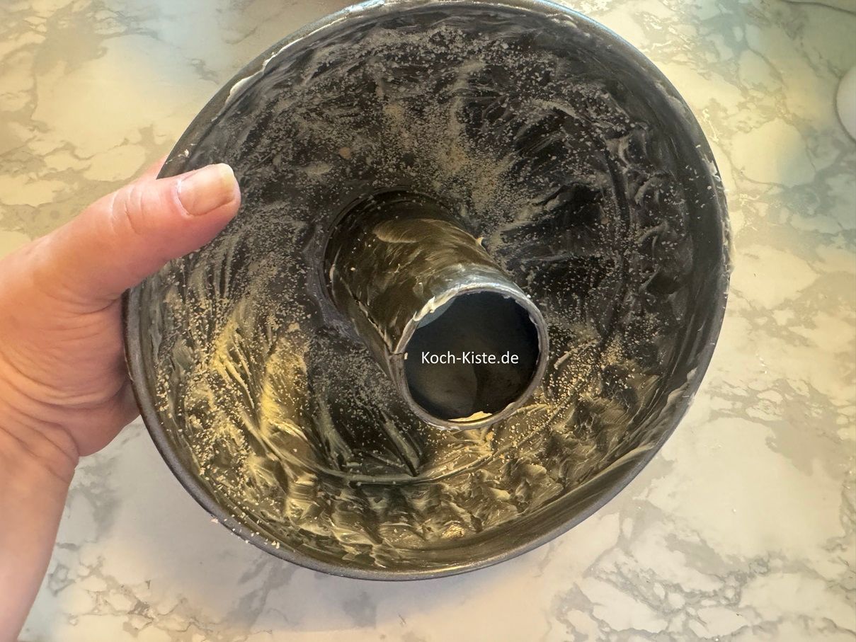 dann halte die Pufferform etwas schräge und streue an die untere Seite - vorsichtig- etwas Paniermehl. Setze die Gugelhupfform ab , drehe sie ein Stück- so dass Du nun unten wieder Paniermehl drauf streuen kannst. Wiederhole den Vorgang bis die ganze Form bestreut ist.