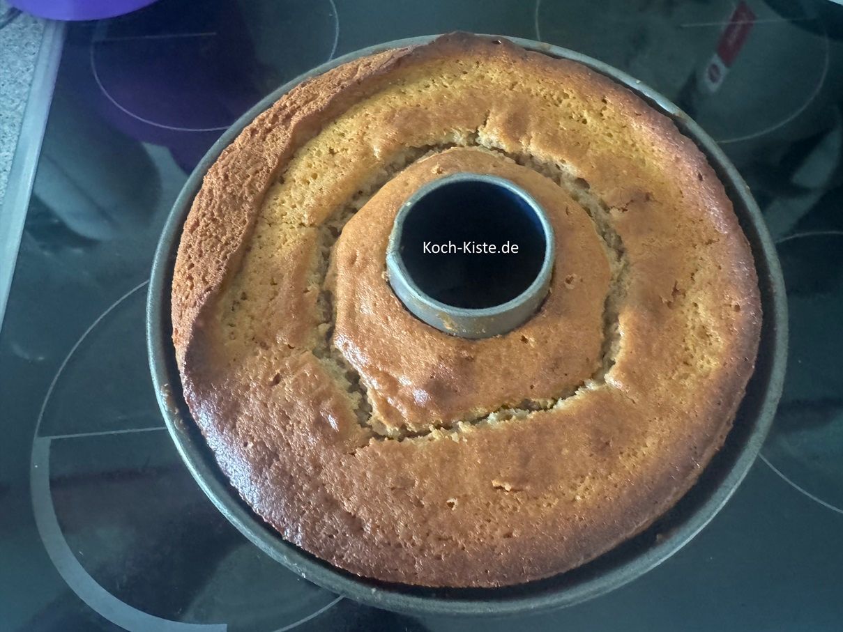 ziehe Dir Küchenhandschuhe an und hebe die Pufferform aus dem Backofen und stelle sie auf die Herdplatte. Dann mache mit dem Rouladenpikser die Garprobe