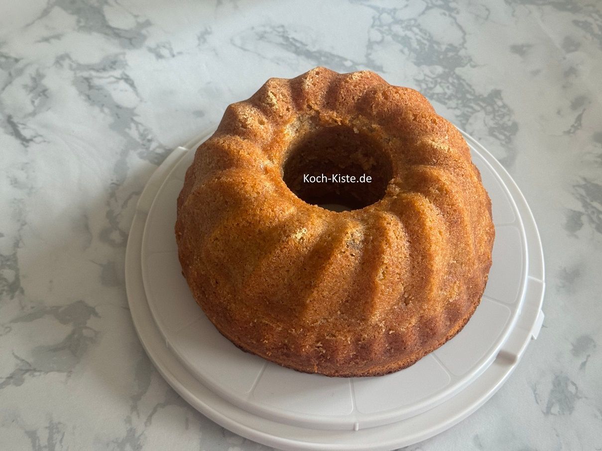 nach 10 Minuten Abkühlzeit ziehe Dir Küchenhandschuhe an und stürze den Quark-Frucht Puffer auf den Boden einer Pufferaufbewahrungsform. Hier kann er nun in Ruhe abkühlen