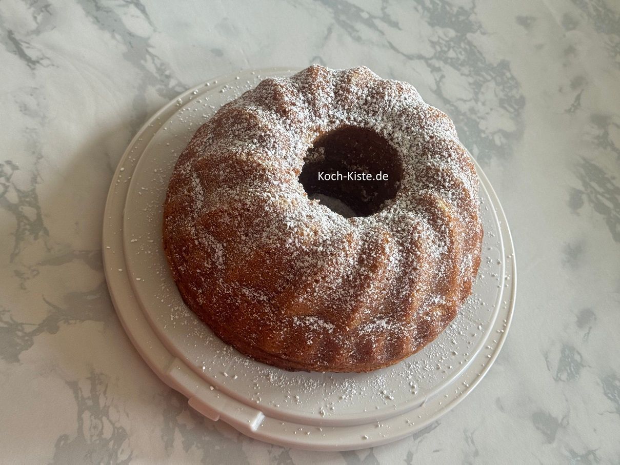 bestreue den Quark-Frucht Puffer mit Puderzucker