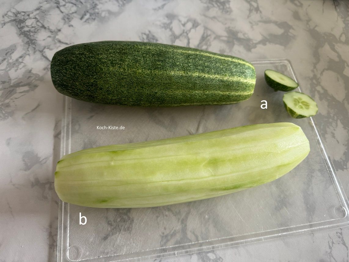 entferne bei jeder Schmorgurke oben und unten ein Stück ( a) und schäle sie dann mit dem Sparschäler (b)