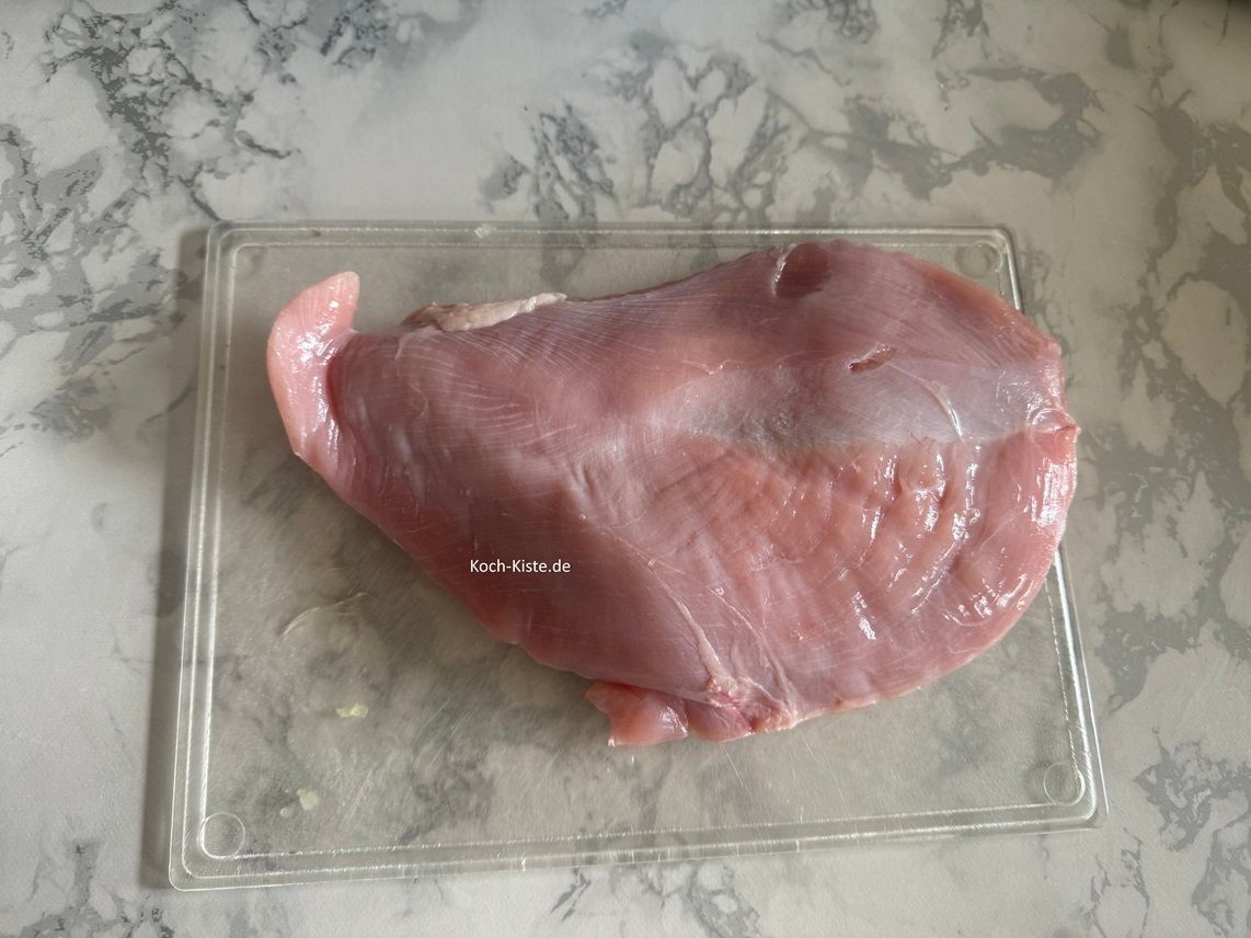 Weiter geht es mit dem Putenbrustfilet. Beginne damit es unter kaltem, fließendem Wasser abzuspülen und dann mit Küchenpapier trocken zu tupfen.