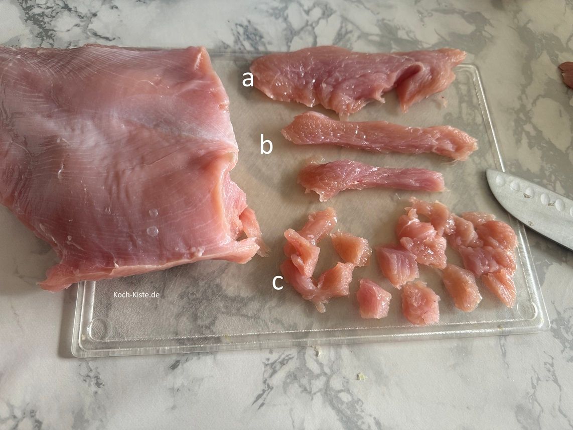 schneide das Putenbrustfilet in Scheiben (a) , dann in Streifen (b) und in kleine Stücke (c)