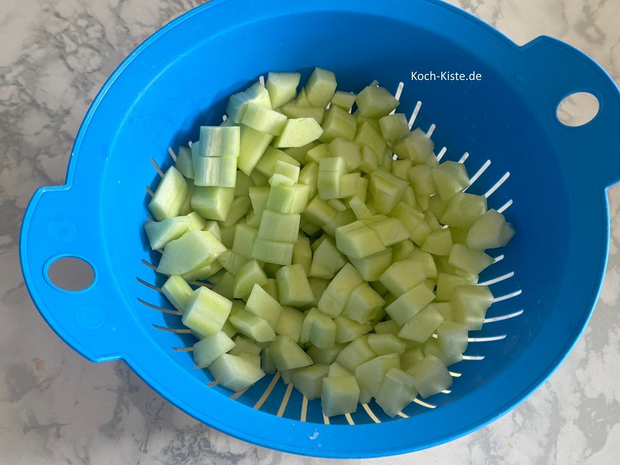 zum Schluss schneide die Schmorgurken in kleine Stücke