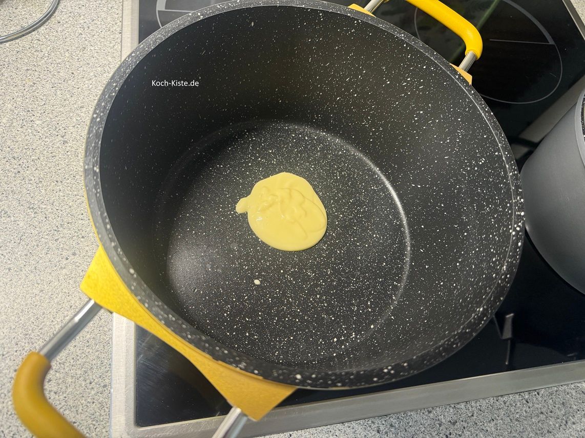 Als nächstes stelle einen mittleren Topf auf die Herdplatte, gebe 2 Esslöffel Pflanzencreme hinein und lasse sie schmelzen .