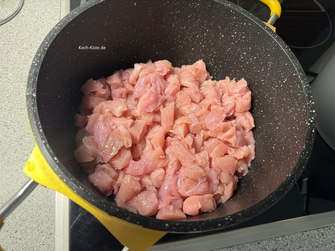 Schütte das Putenbrustfleisch in den Topf