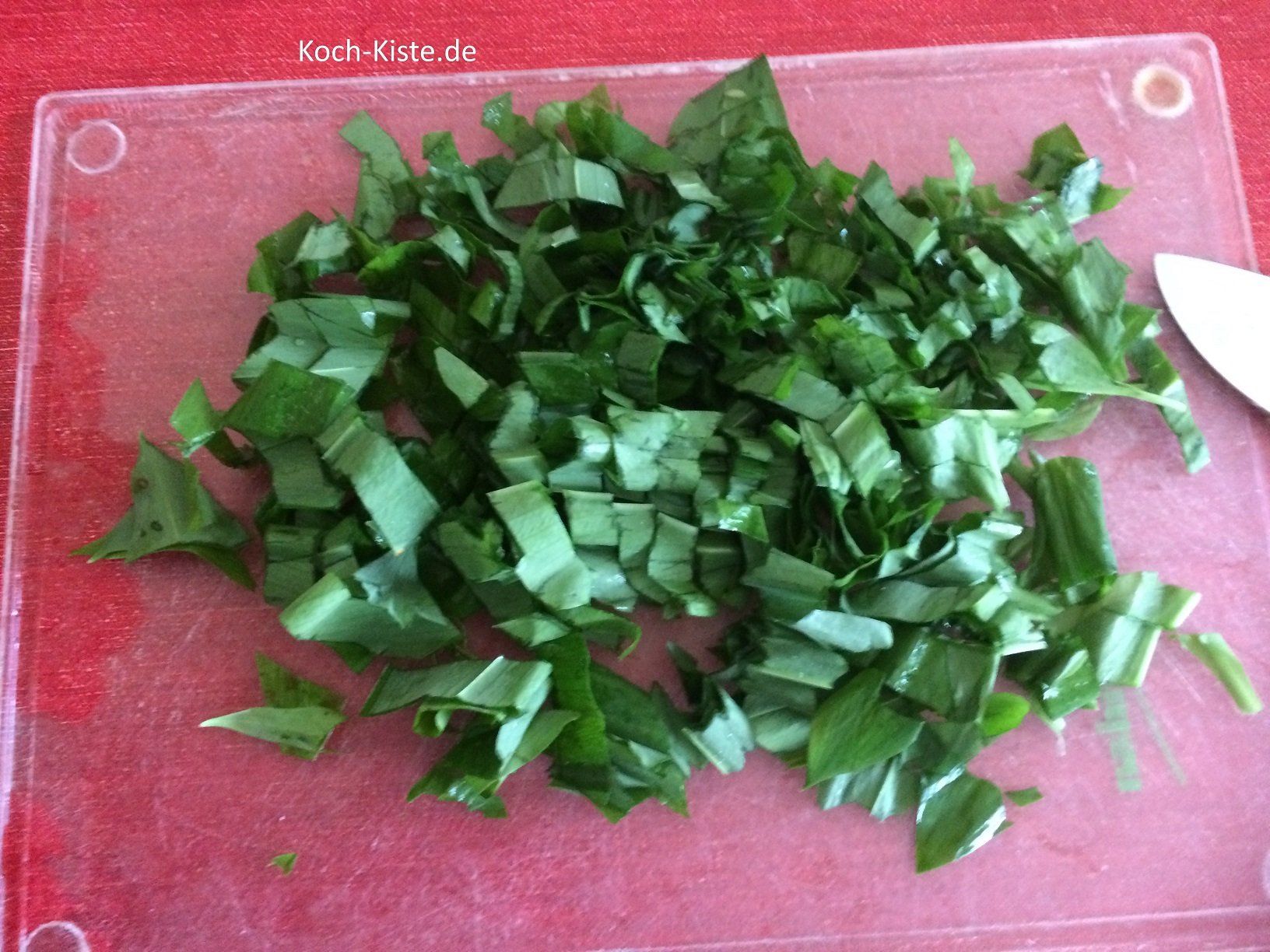 Bärlauch von den Stielen befreien und klein schneiden