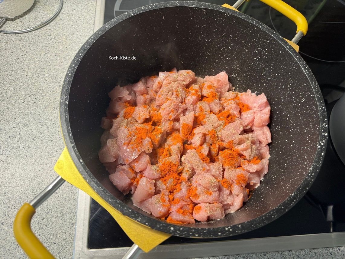 gebe 1 Teelöffel Salz, 1 gestrichenen Teelöffel Pfeffer und 2 Teelöffel Paprikapulver hinzu.