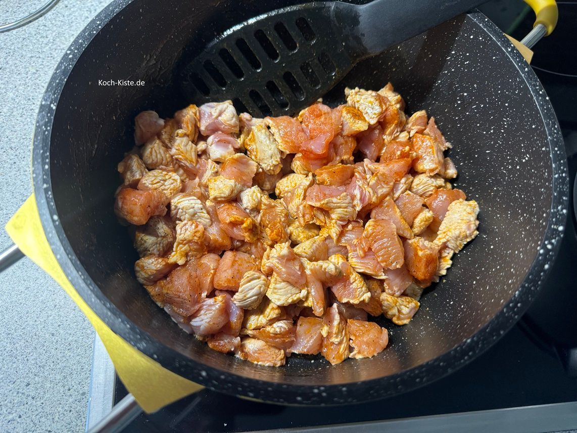 brate das Putenfleisch gut an und wende es dabei immer wieder mit dem Pfannenwender.