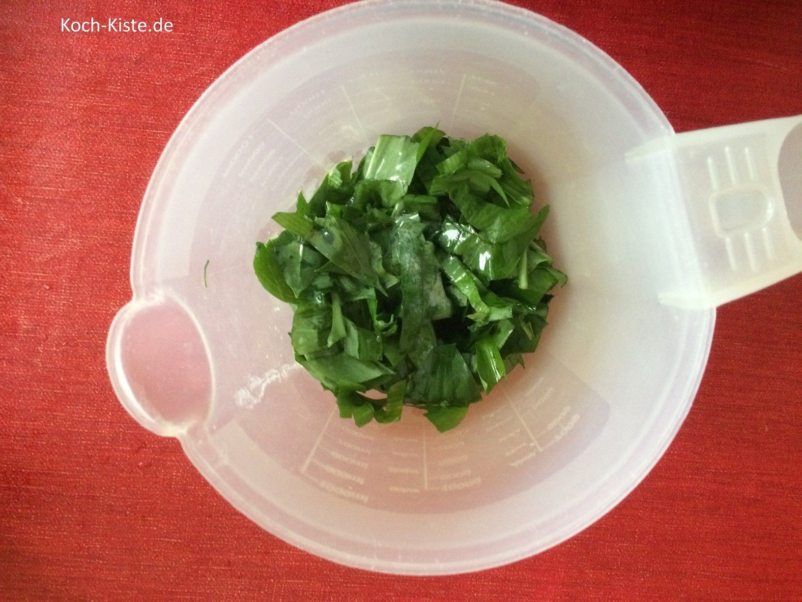 Bärlauch in einen Meßbecher geben