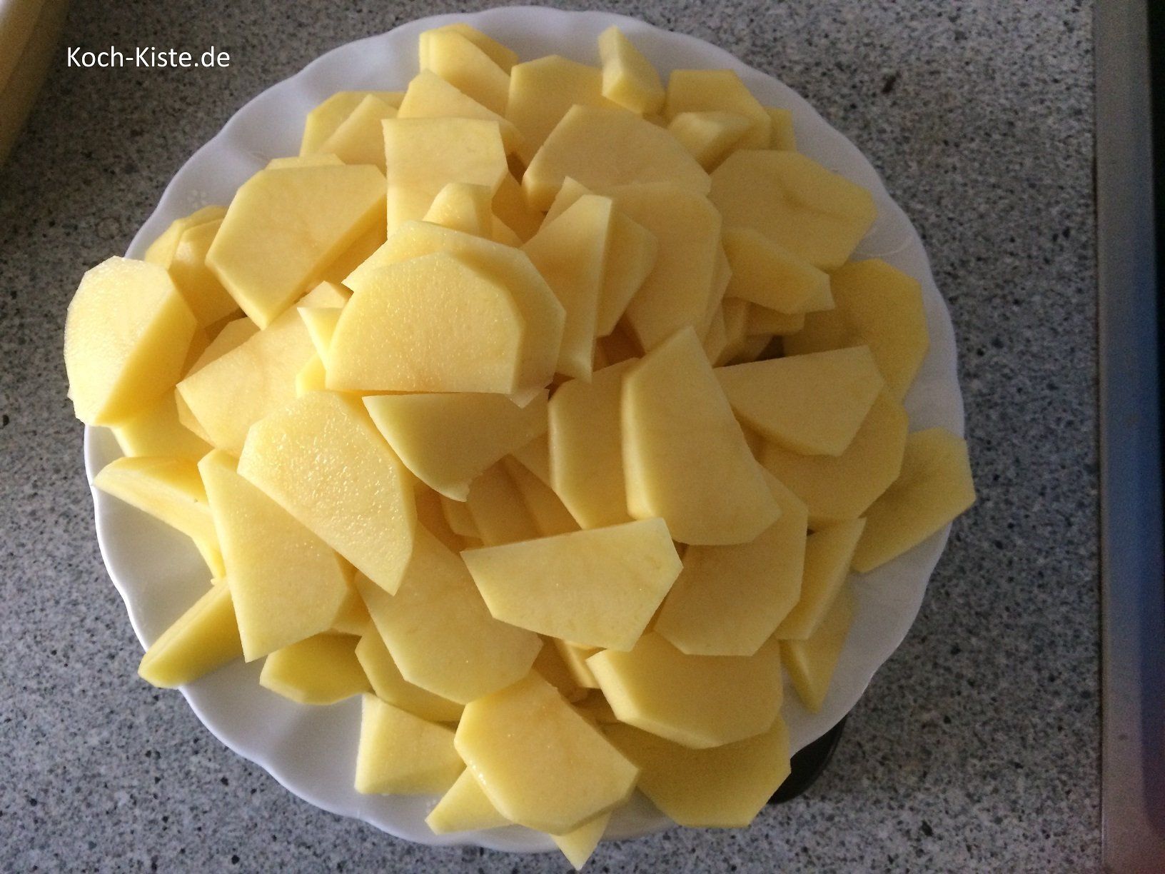 Kartoffeln in dünne Scheiben schneiden