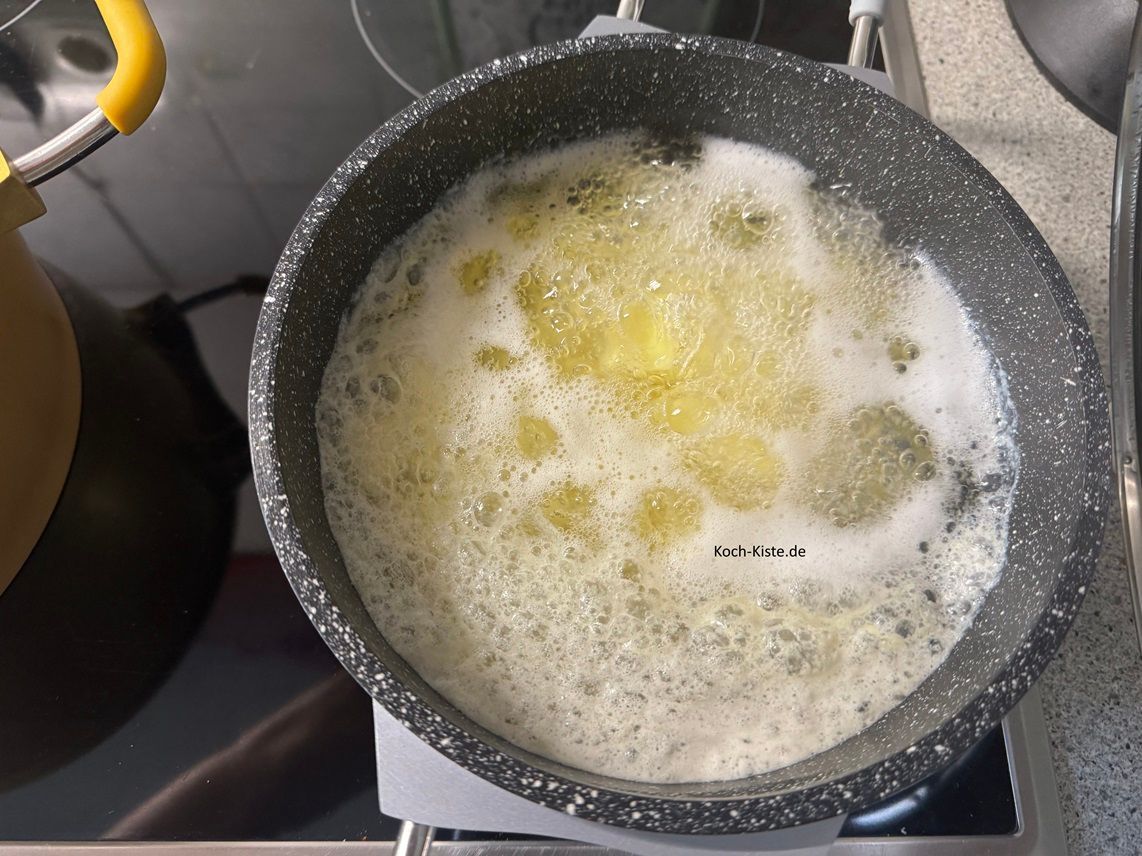 gebe zwischendurch die Kartoffelstücke in einen kleinen Topf und bringe sie zum Kochen. Reduziere die Temperatur etwas und lasse die Kartoffelstücke 10 Minuten vorkochen.