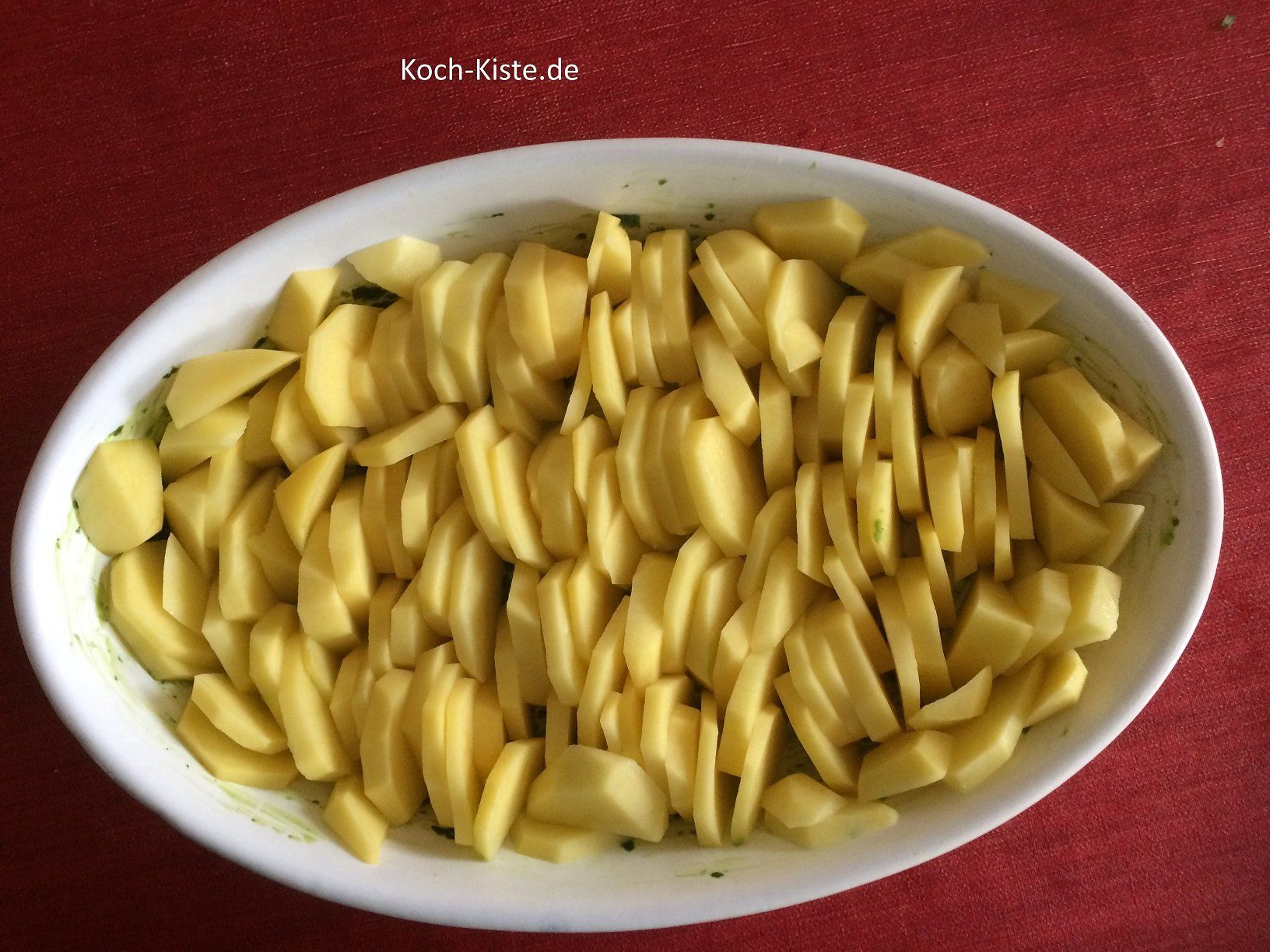 Kartoffelscheiben eng nebeneinander in die Auflaufform stellen