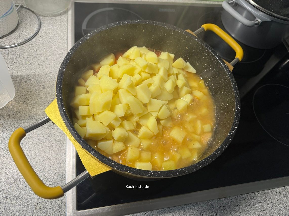 dann dürfen auch die Kartoffelstücke mit in den Topf.