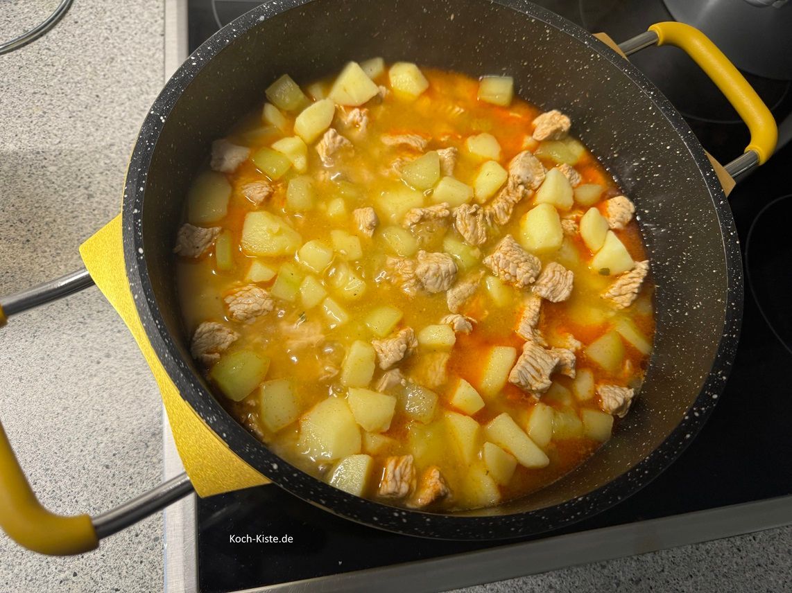 verrühre alles gut miteinander und lasse das Schmorgurken Gulasch noch mal 8-10 Minuten köcheln. ( Die Kartofflen sollen weich sein).