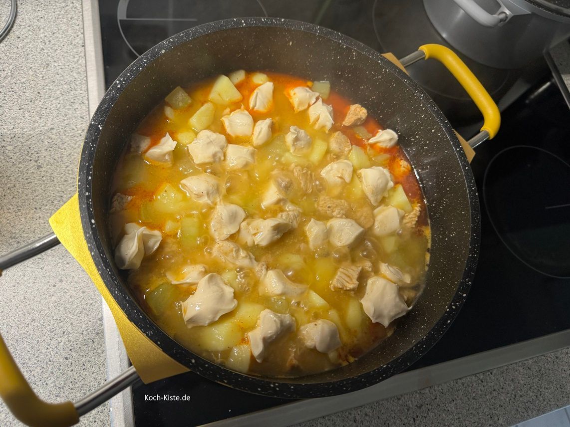 jetzt würze noch mal nach und gebe 150 g Schmelzkäse in Teelöffelportionen mit in den Topf