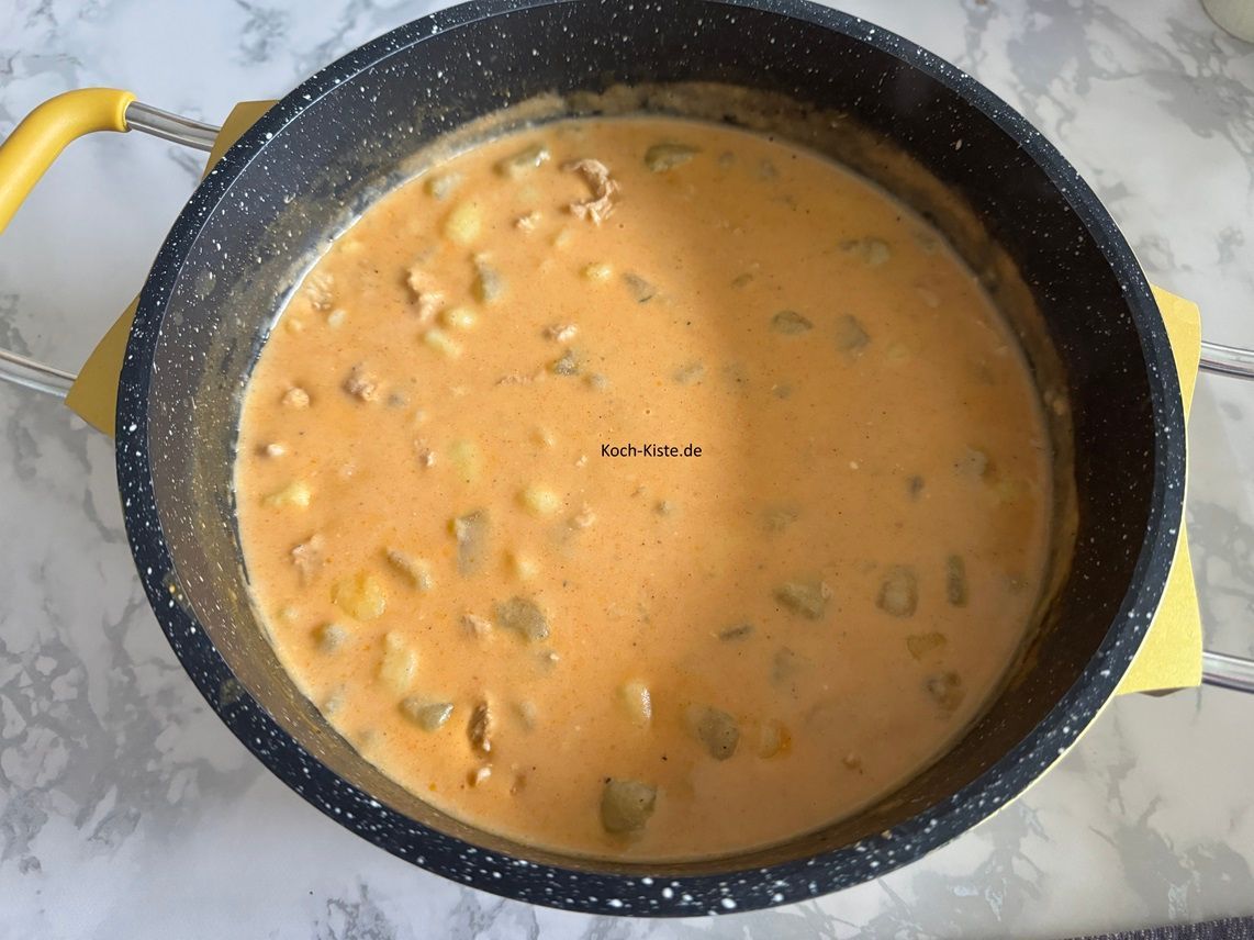 verrühre alles miteinander und lasse den Schmelkäse schmelzen. Zum Schluss binde das Schmorgurken Gulasch mit hellem Soßenbinder.