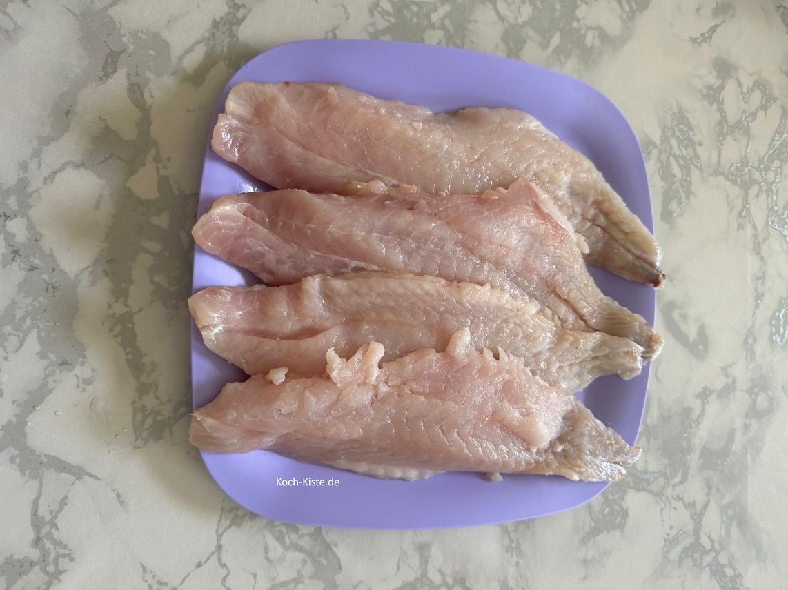 beginne damit die Fischfilets unter kaltem, fließendem Wasser abzuspülen, etwas mit Küchenpapier abzutupfen und auf einen Teller zu legen