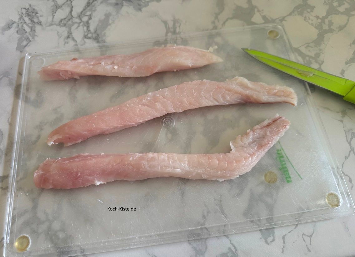 danach legst Du ein Fischfilet auf das Schneidebrett und schneidest es in 3 Streifen
