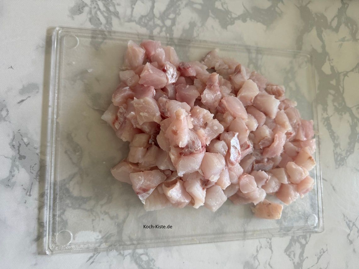 die Fischfiletstreifen schneidest Du dann in Würfel. Wiederhole diese Vorgänge auch bei den anderen Fischfilets.