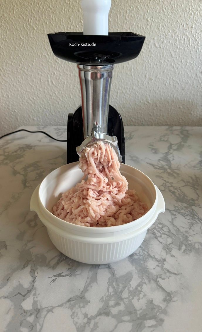 nun gebe die Fischwürfel etappenweise in den Fleischwolf